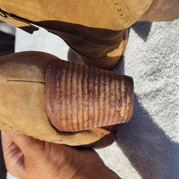 Boots - Picture 4 of 7